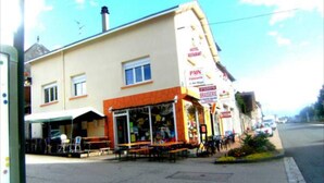 A building with a sign for a hotel and restaurant. - Le Petit Blanzou (Pierre-Buffiere)