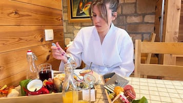 Familien-Maisonette, Nichtraucher, Bergblick | Essbereich im Zimmer