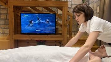 Bastu, bubbelpool, massage med varma stenar och djupmassage
