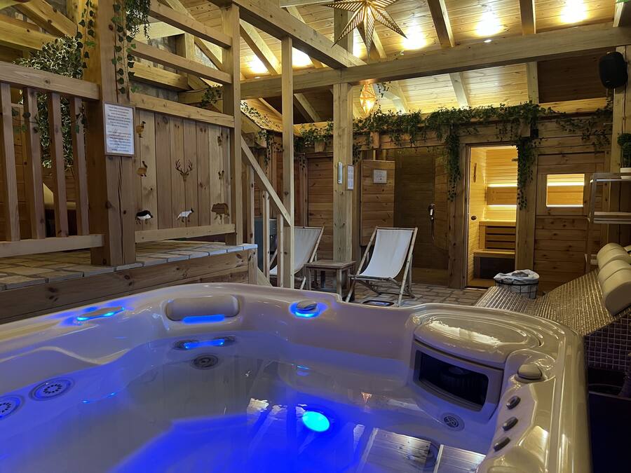 Sauna, bañera de hidromasaje, masajes con piedras calientes
