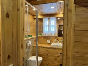 Familiedupleks - ikke-ryger - bjergudsigt | Badeværelse | Gratis toiletartikler, hårtørrer, badekåber, hjemmesko