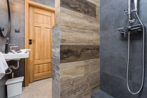 Shower, rainfall showerhead, hair dryer, towels - InPoint Apartments - Old Town near Market Square (Kraków)