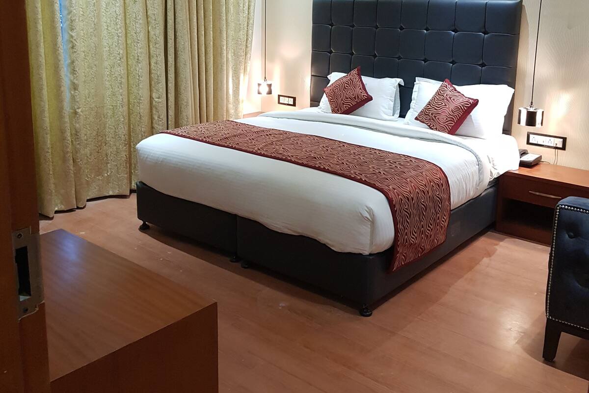 Habitación con 1 cama doble o 2 individuales | Caja fuerte, tabla de planchar con plancha, camas supletorias