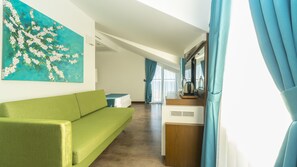 Superior tweepersoonskamer, uitzicht op zee | 1 slaapkamer, een minibar, een kluis op de kamer, een bureau