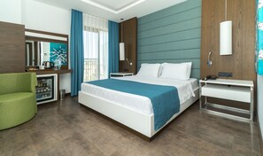 1 室のベッドルーム、ミニバー、セーフティボックス (室内)、デスク