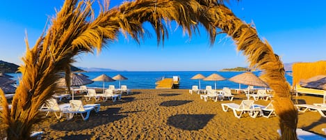 Plage privée, sable noir, navette pour la plage, chaises longues