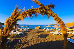 プライベートビーチ、黒砂、ビーチ シャトルサービス、サンラウンジャー