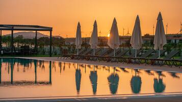 Indoor pool, seasonal outdoor pool, pool umbrellas, sun loungers