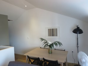 Departamento, 1 habitación | Área de sala de estar | Televisión de pantalla plana 