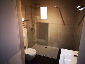 Douche, articles de toilette gratuits, sèche-cheveux