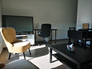 Estúdio luxo, vista para a cidade | Área de estar | Smart TV 50 polegadas com canais a cabo, TV, Netflix