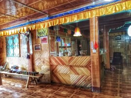 Interior de madera con mostrador y zona de estar.