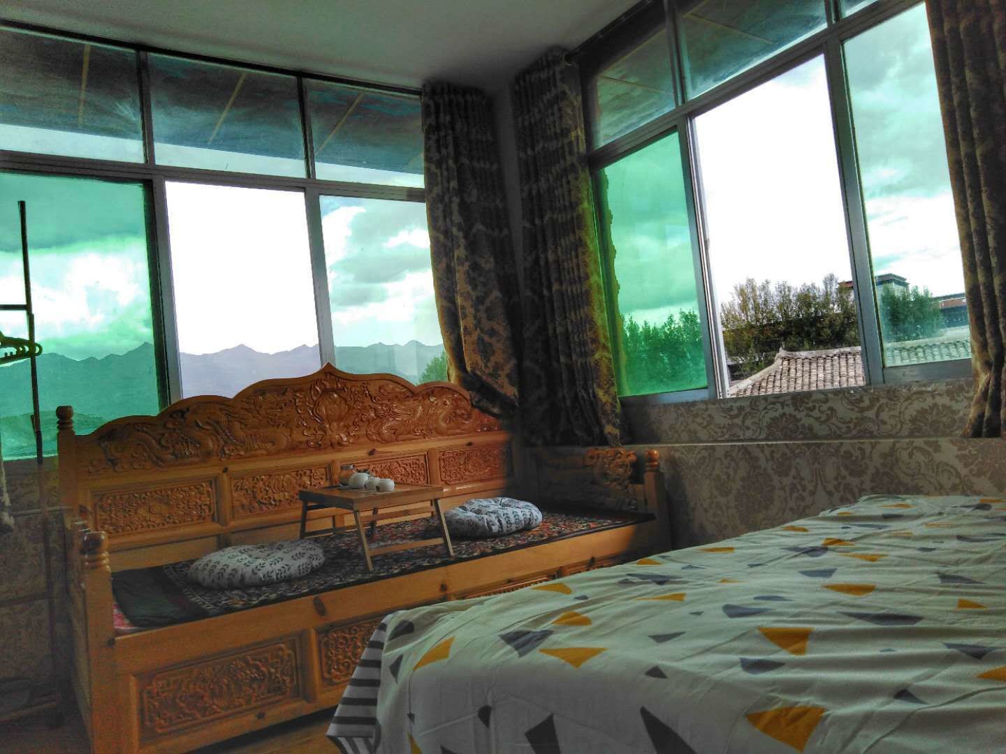 Cortinas blackout, wifi gratis y ropa de cama 