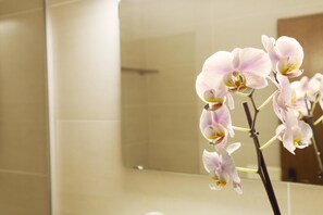 Een douche, gratis toiletartikelen, handdoeken