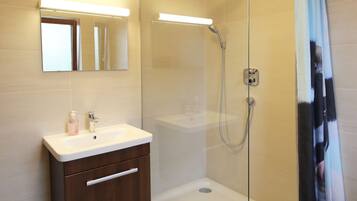 Regadera, amenidades de baño gratuitas, toallas