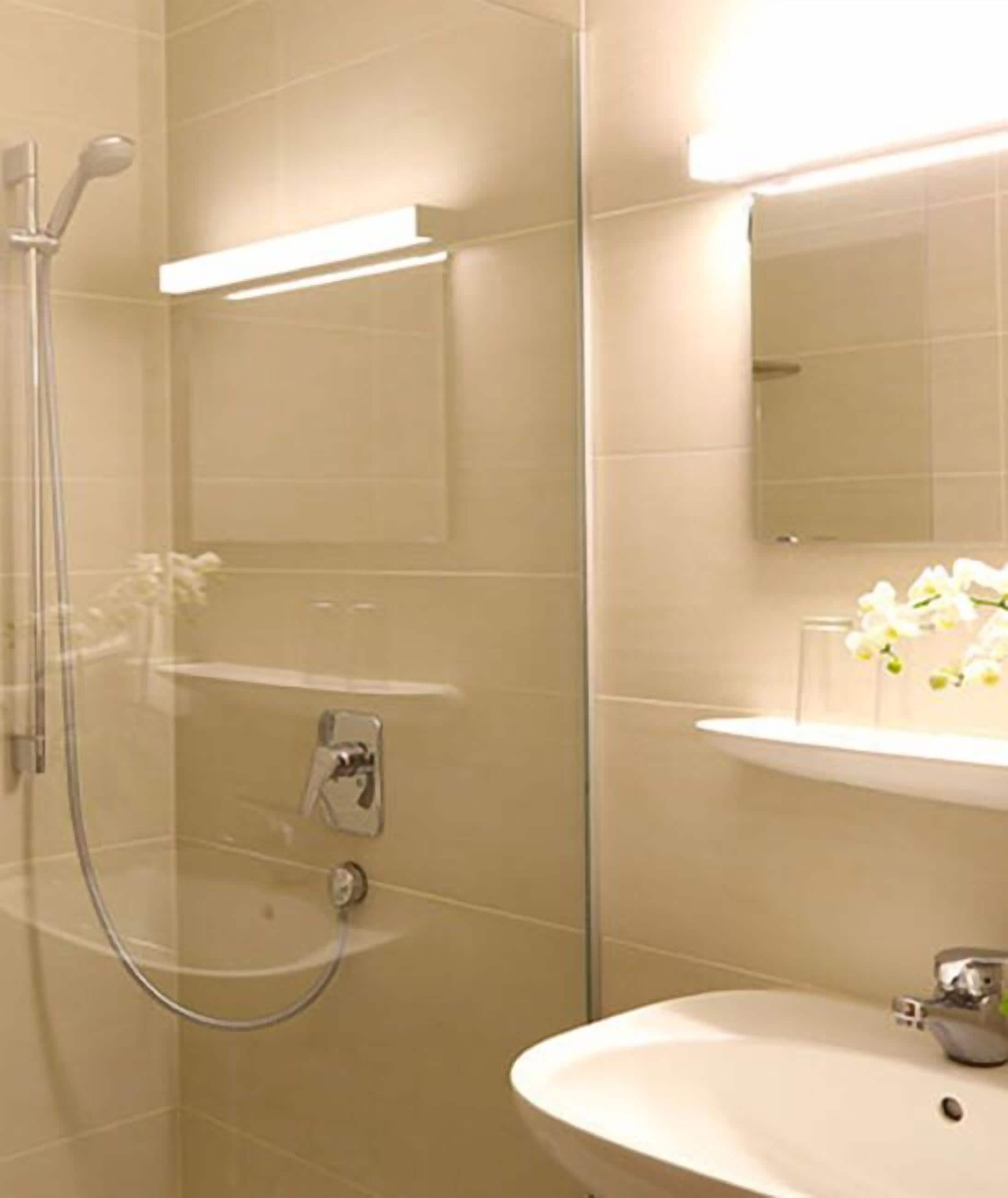 Douche, articles de toilette gratuits, serviettes fournies