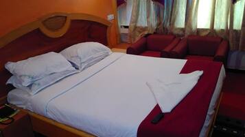 Deluxe Single Room, 1 King Bed | In-room safe, rollaway beds, bed sheets, wheelchair access