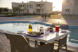 Una piscina al aire libre