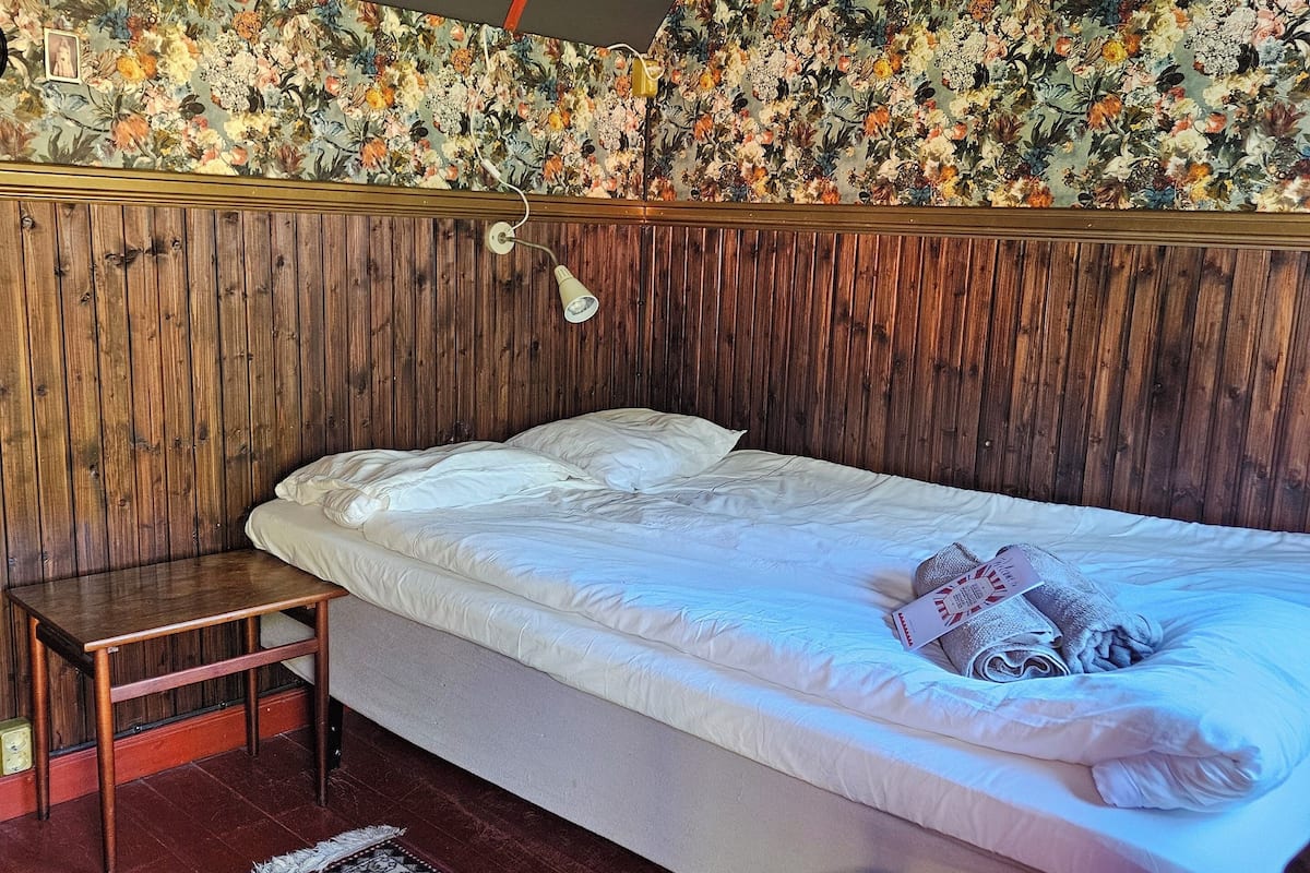 room (the bearded lady's) | individually decorated, blackout curtains, free wifi, bed sheets