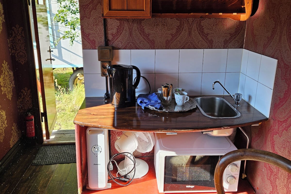 room (the manager's) | individually decorated, blackout curtains, free wifi, bed sheets