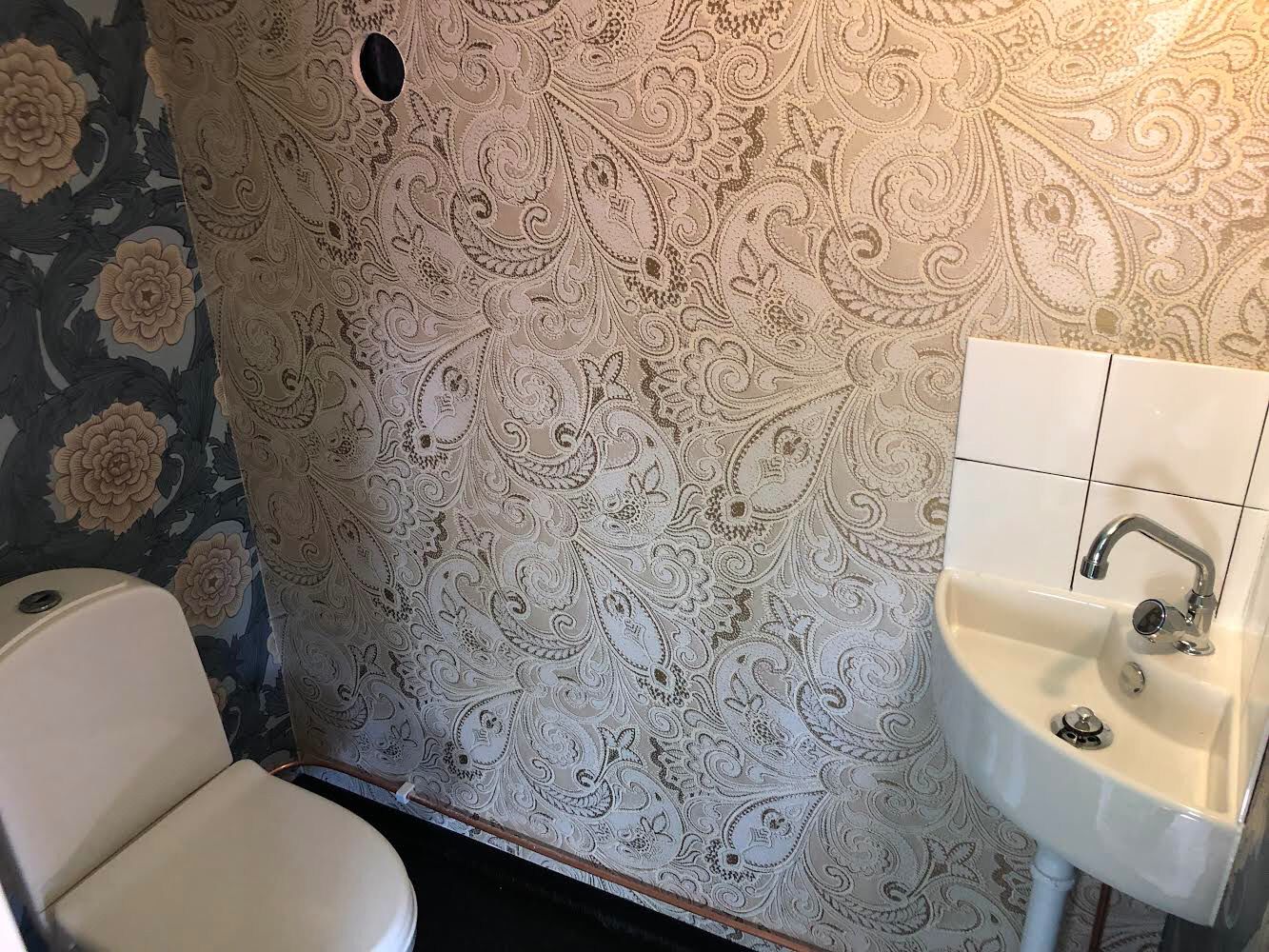 room (the acrobat's) | bathroom | shower, towels