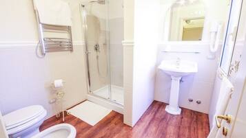 Dusche, Regendusche, kostenlose Toilettenartikel, Haartrockner