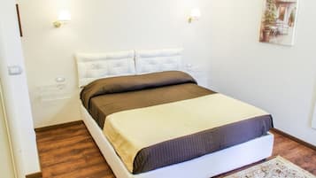 Escritorio, cortinas blackout, insonorización y wifi gratis