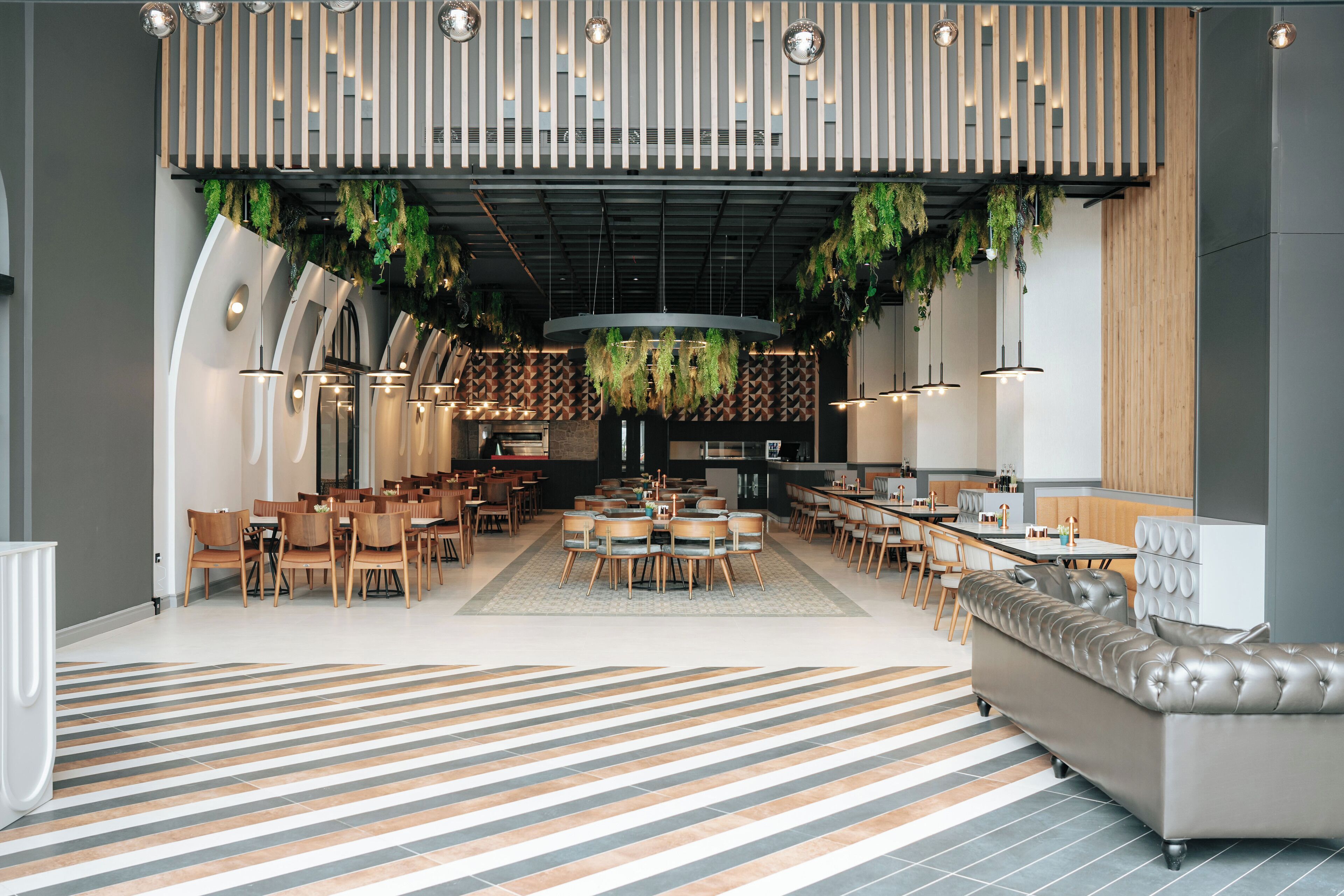 Serveert ontbijt, lunch, diner, internationale gerechten 