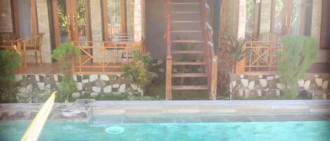 室外游泳池,提供日光浴躺椅