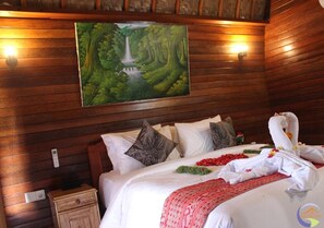 高級寝具、羽毛の掛け布団、遮光カーテン、防音設備