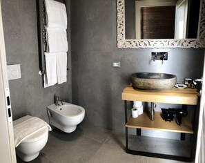 Standard Double Room | Bathroom | Free toiletries, hair dryer, bidet, towels - Chalet Lucca (Lucca)