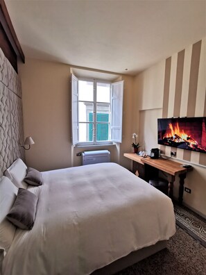 Superior Double Room | Down comforters, minibar, in-room safe, individually decorated - Chalet Lucca (Lucca)