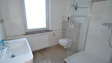 Apartment | Badezimmer | Dusche, Haartrockner, Handtücher