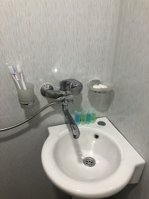 Ducha, artículos de higiene personal gratuitos y secador de pelo