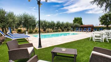 Utendørsbasseng, bassengparasoller og solsenger