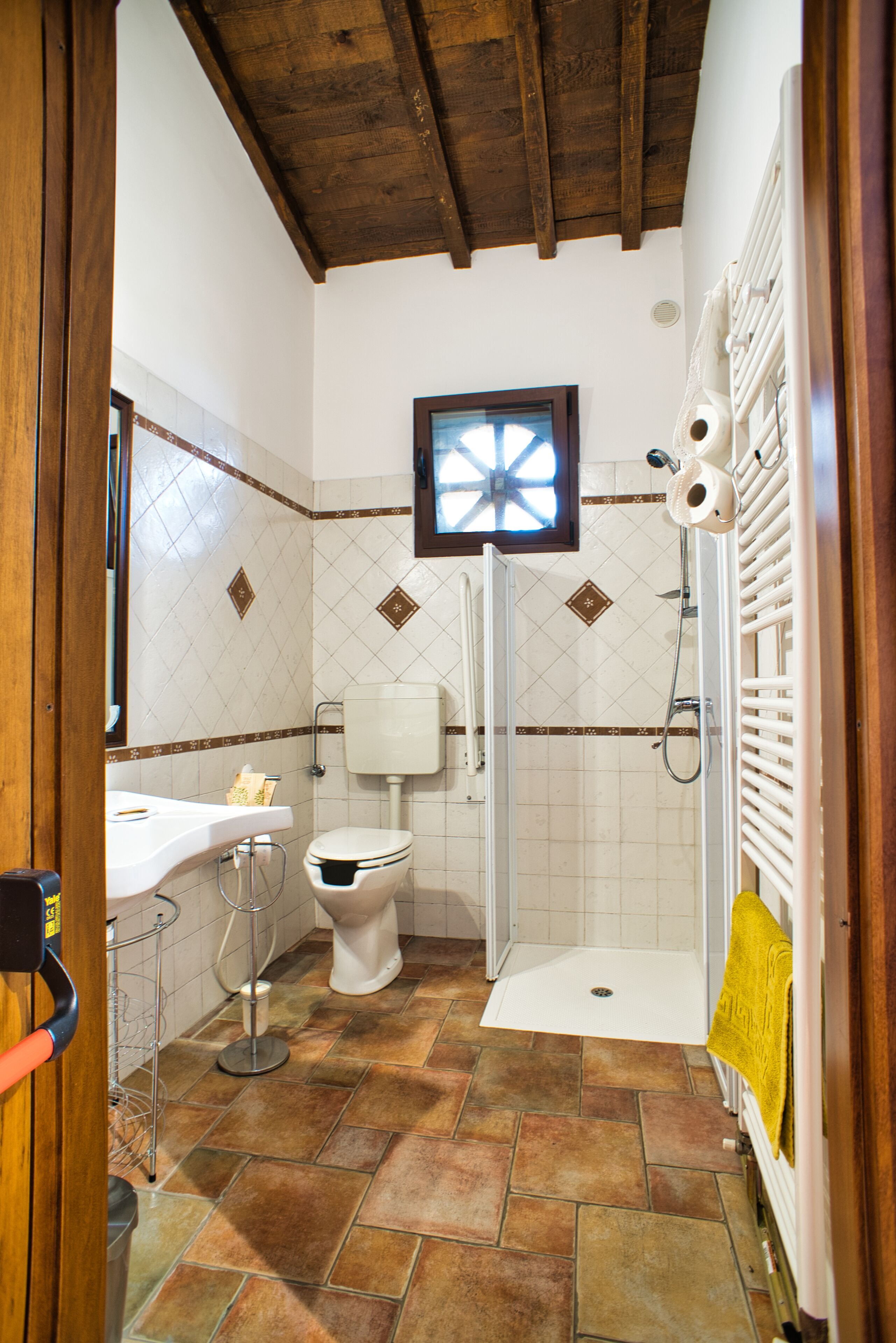 Un baño con ducha, inodoro y lavamanos.