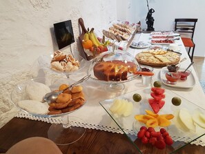 Petit déjeuner buffet (7.50 EUR par personne)