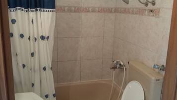 Classic Apartment, 2 Queen Beds, Sea View | Bathroom | Bathtub, towels