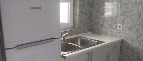 Classic Apartment, 2 Queen Beds, Sea View | Private kitchen | Electric kettle