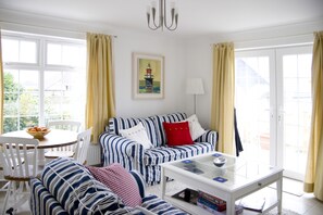 Bungalow, 2 Schlafzimmer | Wohnbereich | Flachbildfernseher