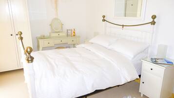 Bungalow, 2 Bedrooms | Iron/ironing board, bed sheets