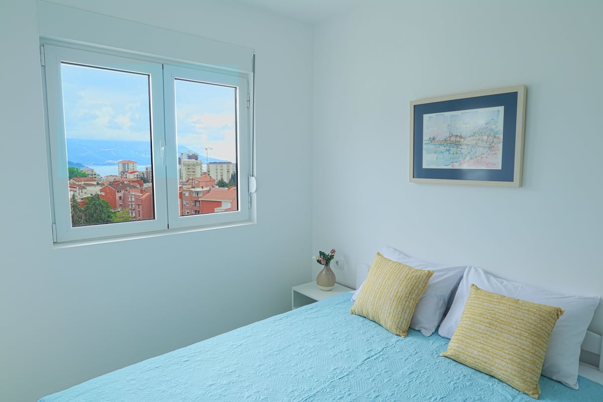 Apartamento estándar, 2 habitaciones, vistas al mar | 2 dormitorios, tabla de planchar con plancha, wifi gratis y ropa de cama