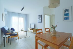 標準公寓, 2 間臥室, 海景 | 起居區 | 平面電視