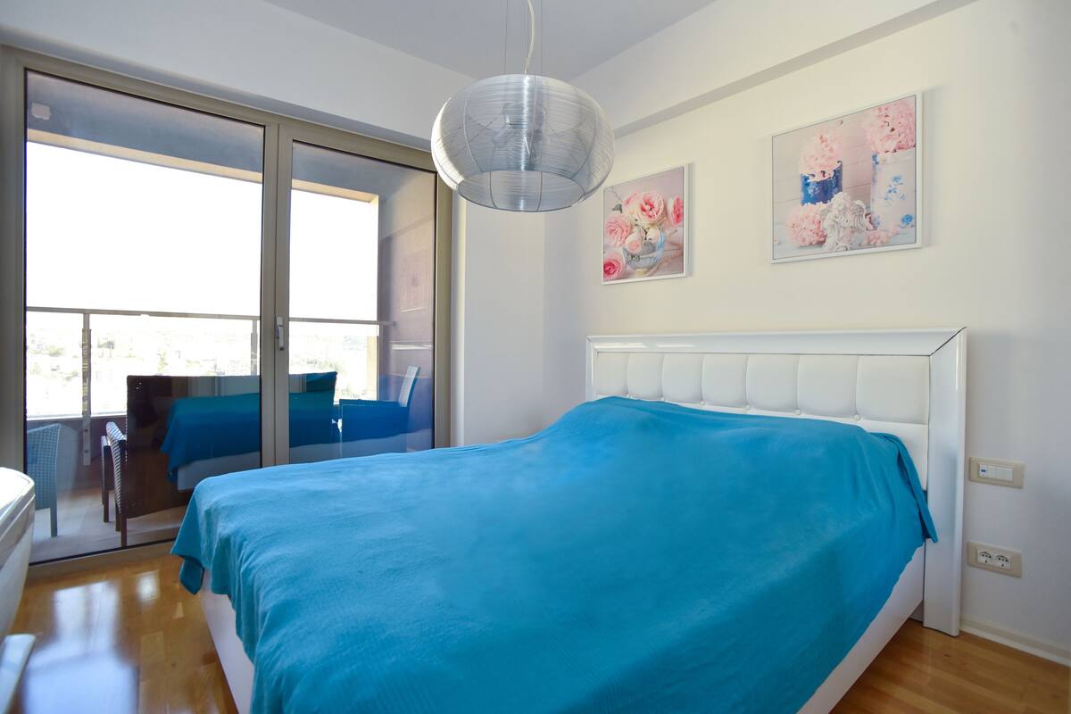 Artículos del minibar gratis y caja de seguridad en la habitación