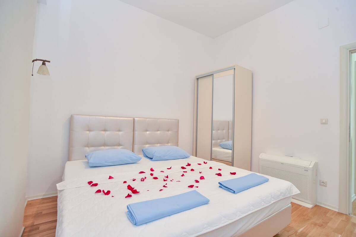 Luxe appartement, uitzicht op zee | 1 slaapkamer, een minibar met enkele gratis items, een kluis op de kamer