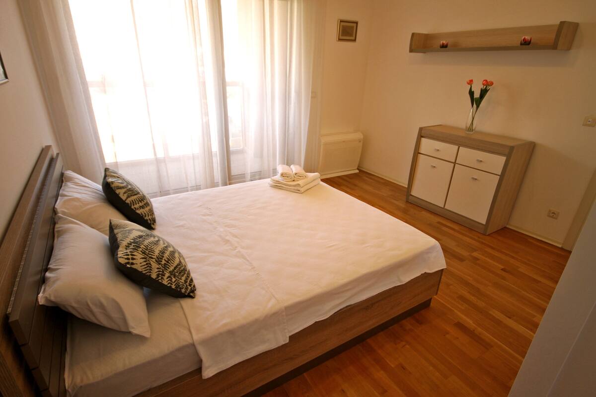 Artículos del minibar gratis y caja de seguridad en la habitación