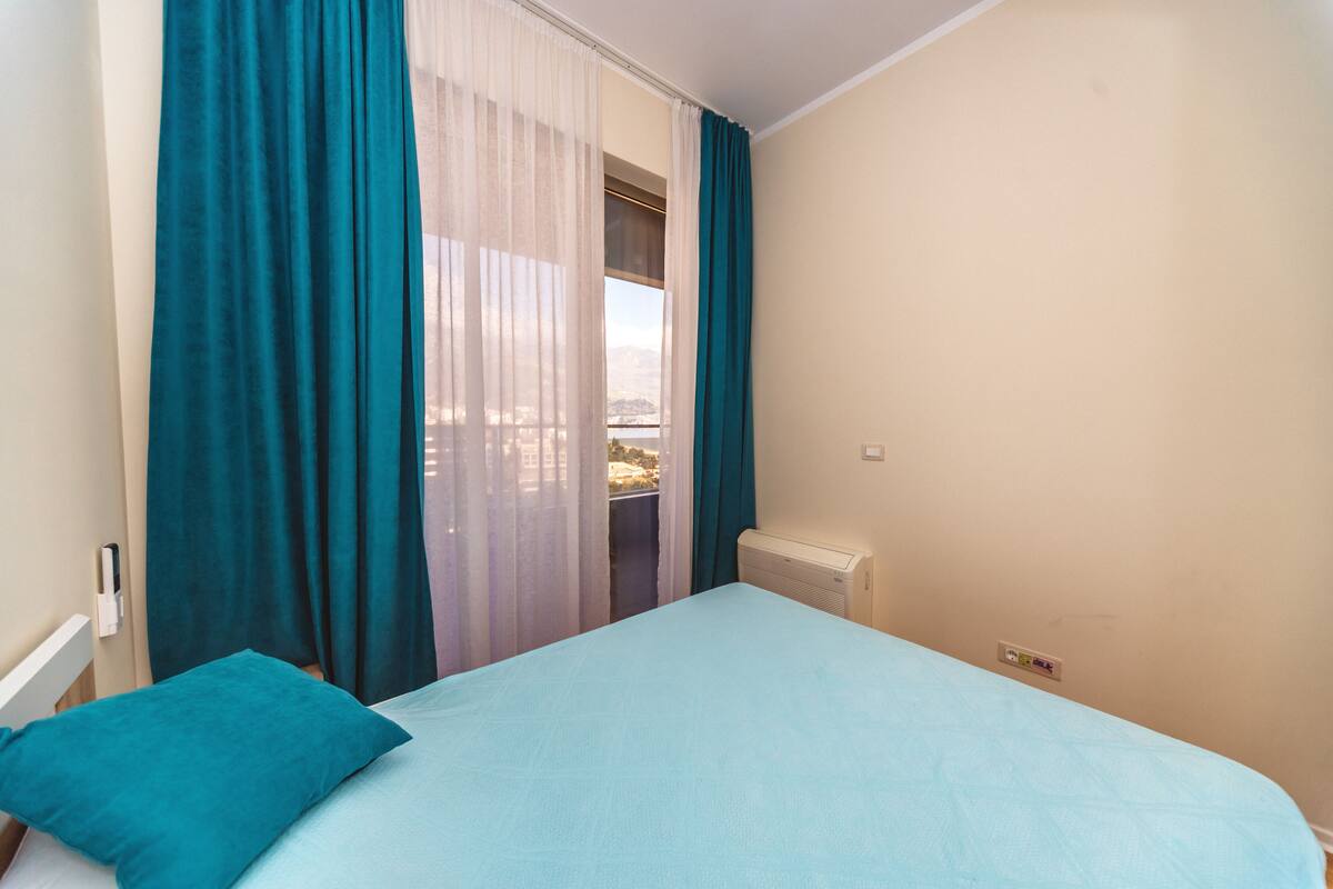 Luxe appartement, uitzicht op zee | 1 slaapkamer, een minibar met enkele gratis items, een kluis op de kamer