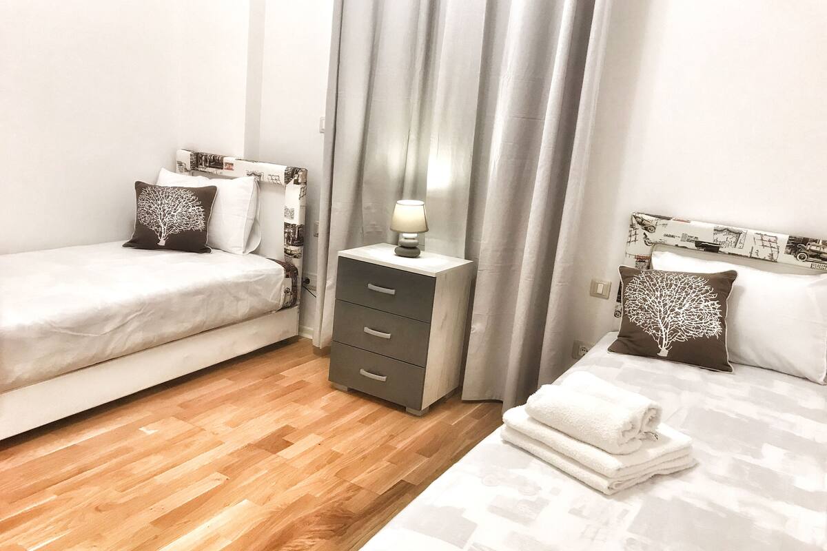 Luxe appartement, uitzicht op zee | 1 slaapkamer, een minibar met enkele gratis items, een kluis op de kamer