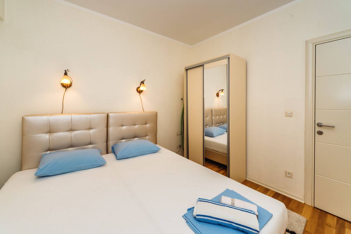 Luxe appartement, uitzicht op zee | 1 slaapkamer, een minibar met enkele gratis items, een kluis op de kamer