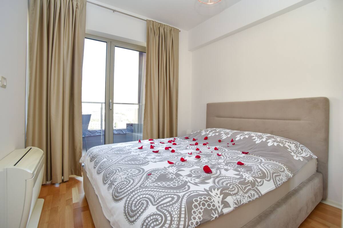 Luxe appartement, uitzicht op zee | 1 slaapkamer, een minibar met enkele gratis items, een kluis op de kamer